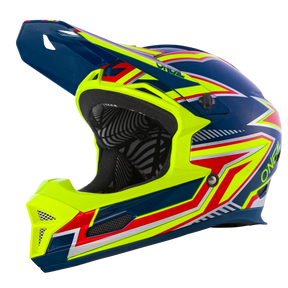 Der O'NEAL FURY Helm RAPID ist ein auffälliger Mountainbike-Helm mit spitzem Visier und einer blauen Basis, die mit leuchtend gelben, roten und weißen geometrischen Mustern verziert ist. Das Design zeigt deutlich das Markenlogo „O'NEAL“ an der Seite. Innen ist der Helm für Komfort und Sicherheit gepolstert.