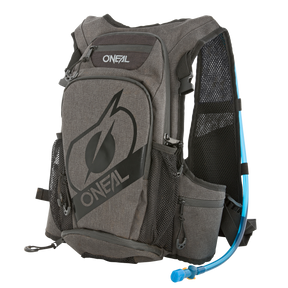 La mochila de hidratación O'NEAL ROMER gris ofrece mucho espacio de almacenamiento, múltiples compartimentos con cremallera, bolsillos laterales de malla, correas acolchadas para los hombros y un tubo de hidratación azul para hidratarte sin manos.