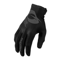 Der O'NEAL MATRIX Handschuh STACKED in Schwarz ist ein Vollfinger-Fahrradhandschuh, der mit dezenten Texturen und Designmustern verziert ist. Er verfügt über eine praktische Schlaufe in der Nähe des Handgelenks zum einfachen Ausziehen sowie ein aufgedrucktes Logo auf dem Handrücken. Er ist leicht und speziell auf Komfort und Griffigkeit ausgelegt und eignet sich auch hervorragend als Motocross-Handschuh.