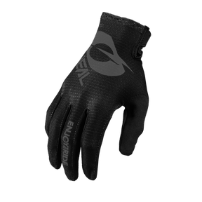 Der O'NEAL MATRIX Handschuh STACKED in Schwarz ist ein Vollfinger-Fahrradhandschuh, der mit dezenten Texturen und Designmustern verziert ist. Er verfügt über eine praktische Schlaufe in der Nähe des Handgelenks zum einfachen Ausziehen sowie ein aufgedrucktes Logo auf dem Handrücken. Er ist leicht und speziell auf Komfort und Griffigkeit ausgelegt und eignet sich auch hervorragend als Motocross-Handschuh.