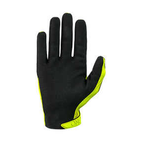 Der O'NEAL MATRIX Handschuh STACKED von O'NEAL besticht durch ein elegantes Design in Schwarz und Neongelb. Er hat eine schwarze Handfläche und Rückseite, ergänzt durch neongelbe Akzente an den Seiten und Fingerspitzen. Das Handgelenk ist mit einem kleinen Etikett mit der Aufschrift „ONE“ verziert.