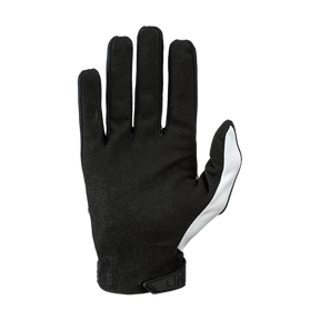 Der O'NEAL MATRIX Handschuh Kinder VILLAIN zeichnet sich durch ein elegantes Design mit einem weißen Streifen entlang der Außenseite des Zeigefingers aus. Dieser praktische Handschuh ist mit der Handfläche zum Betrachter gerichtet und hat nach oben ausgestreckte Finger. Er verfügt über einen kleinen schwarzen verstellbaren Riemen am Handgelenk für einen sicheren Sitz, perfekt für junge Motorsportfans.