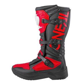 Eine Nahaufnahme eines schwarz-roten O'NEAL RSX Stiefels mit mehreren Schnallen und Riemen. Der Stiefel verfügt über ein auffälliges „O'NEAL“-Logo an der Seite und eine Schutzpolsterung im Schienbein- und Knöchelbereich. Die dicke, robuste Sohle ist für das Fahren im Gelände konzipiert.
