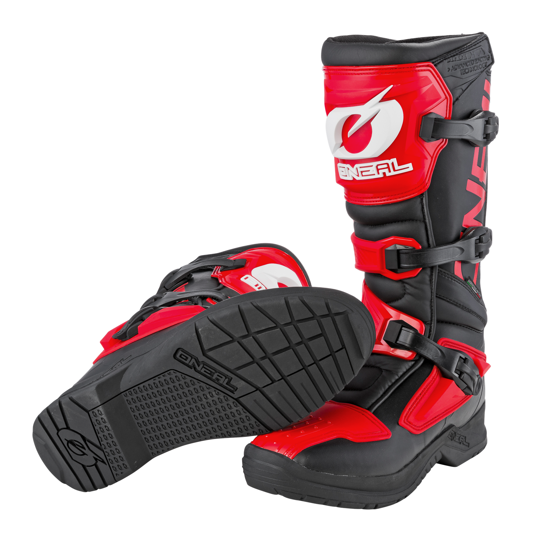 Ein Paar schwarz-rote O'NEAL RSX Stiefel mit Schnallen und robusten Sohlen; einer steht aufrecht, der andere liegt auf der Seite und zeigt das robuste Profil. Marke: O'NEAL.
