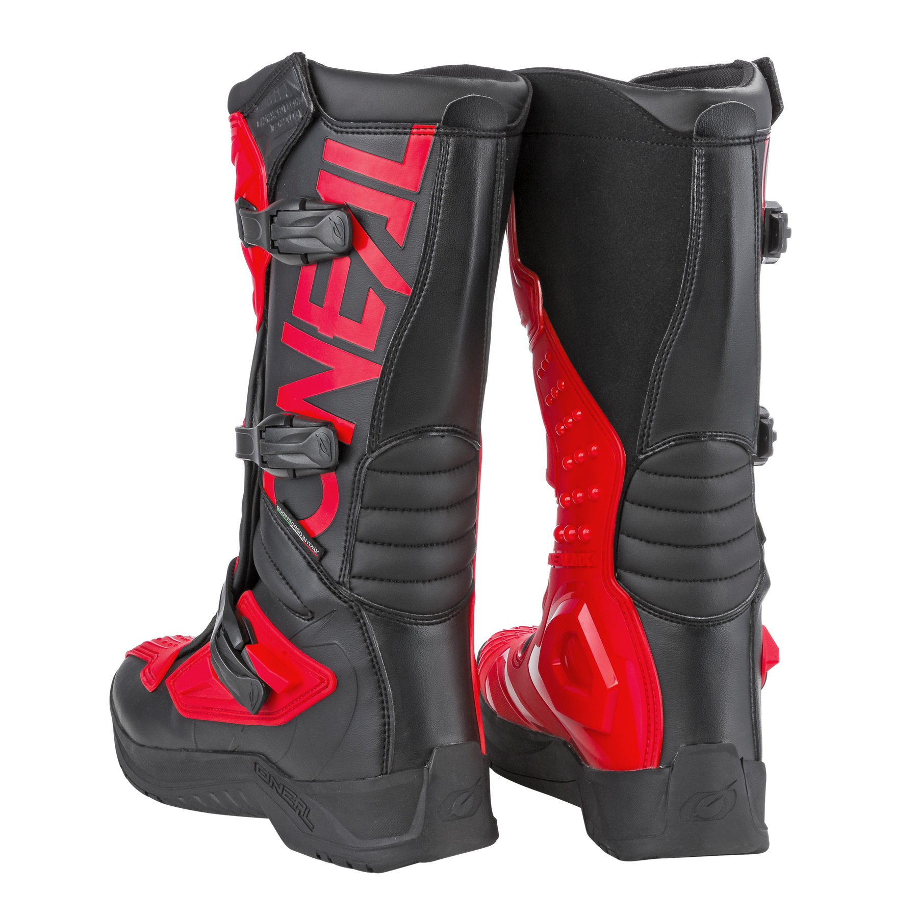 Ein Paar schwarzer und roter O'NEAL RSX Stiefel mit robuster Sohle und Schutzpolsterung mit mehreren Schnallen stehen aufrecht auf weißem Hintergrund.