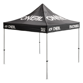 Das O'NEAL RACE TENT ist ein schwarzes Pop-up-Zelt mit weißer Aufschrift "O'NEAL" und "ENJOY THE RIDE" auf dem Dach und den Volants, das auf vier Metallfüßen steht.