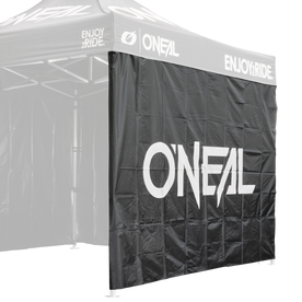 Eine schwarze O'NEAL RACE TENT Seitenwand mit "O'NEAL" und "ENJOY THE RIDE." in Weiß auf dem Vordach und der Seitenwand. Der metallene Zeltrahmen ist teilweise sichtbar.