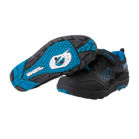 Ein Paar schwarz-blaue O'NEAL TRAVERSE SPD-Schuhe, wobei ein Schuh so positioniert ist, dass die Sohle zu sehen ist. Die Schuhe sind mit einem blauen Emblem und dem Markennamen „O'NEAL“ auf der Seite und der Sohle versehen. Das gemusterte Gummi bietet perfekten Grip und macht sie zum idealen Motorsport-Zubehör.