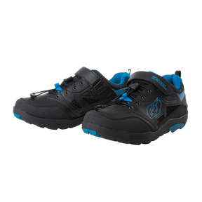 Der O'NEAL TRAVERSE SPD Schuh, ein Paar schwarze Sportschuhe mit blauen Akzenten und Schnürsenkeln, ist für perfekten Halt konzipiert. Mit einem Klettverschluss und dem O'NEAL-Logo an der Seite verfügen diese Schuhe über ein blaues Innenfutter und Teile der Sohle. Auf einem schlichten schwarzen Hintergrund sind sie das ideale Motorsport-Zubehör.