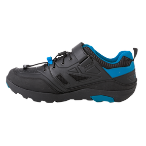 Auf weißem Hintergrund ist ein schwarz-blauer Sportschuh mit robuster Sohle abgebildet. Der O'NEAL TRAVERSE SPD Schuh von O'NEAL verfügt über eine Schnürung vorne mit einem zusätzlichen Riemen über dem Mittelfuß. Das Innenfutter und die Akzente sind leuchtend blau, während die Außenseite überwiegend schwarz ist und Mesh-Details für perfekten Halt bietet.