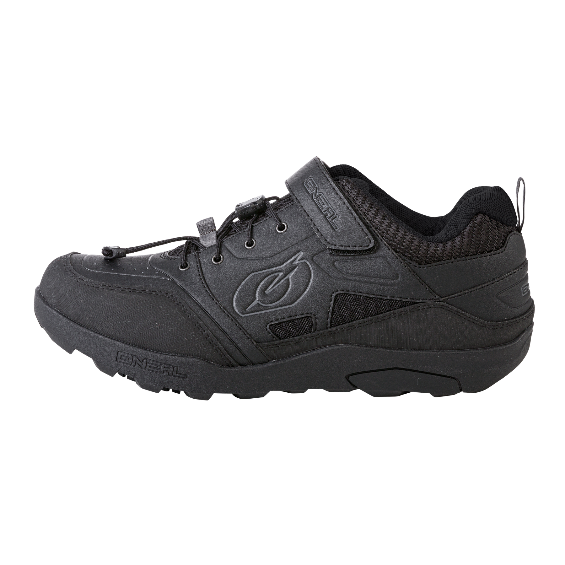 Eine Seitenansicht eines schwarzen Sportschuhs mit robuster Sohle, der mit dem Namen „O'NEAL“ und einem kreisförmigen Logo an der Seite versehen ist. Dieser O'NEAL TRAVERSE SPD Schuh verfügt über einen Klettverschluss, reflektierende Elemente und atmungsaktive Mesh-Segmente. Das Design ist schlank und robust und bietet perfekten Halt für aktives Tragen.