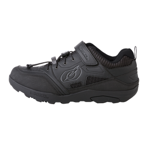 Eine Seitenansicht eines schwarzen Sportschuhs mit robuster Sohle, der mit dem Namen „O'NEAL“ und einem kreisförmigen Logo an der Seite versehen ist. Dieser O'NEAL TRAVERSE SPD Schuh verfügt über einen Klettverschluss, reflektierende Elemente und atmungsaktive Mesh-Segmente. Das Design ist schlank und robust und bietet perfekten Halt für aktives Tragen.