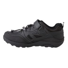 Der O'NEAL TRAVERSE SPD Schuh ist ein schwarzer Wanderschuh mit robustem Design, einer dicken, strapazierfähigen Sohle, einem Obermaterial aus Mesh und Synthetik für Atmungsaktivität, einem Schnürverschluss und einem verstellbaren Riemen für zusätzlichen Halt. Dieser Schuh mit niedrigem Profil sorgt für perfekten Halt und ist für Outdoor-Aktivitäten geeignet.