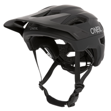 Der O'NEAL TRAILFINDER Helm SOLID in Schwarz verfügt über ein verstellbares Visier, Kinnriemen und ein aerodynamisches Design. Für zusätzlichen Komfort und Schutz verfügt er über Belüftungslöcher und eine Innenpolsterung. Das O'Neal-Logo ist sowohl an der Seite als auch an der Vorderseite des Helms deutlich sichtbar.