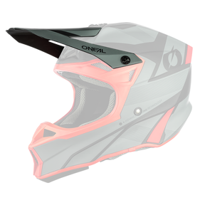 Ein mattgrauer und roter Motocross-Helm mit einem schlanken, kantigen Design. Der Markenname „O'NEAL“ ist auf der Oberseite abgebildet. Der O'NEAL Visor 10SRS Hyperlite Helmet COMPACT verfügt über ein markantes Visier, Belüftungsöffnungen und auffällige geometrische Muster in Schwarz und Rot.