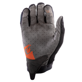 Der O'NEAL AMX Nanofront Handschuh ALTITUDE ist ein grauer Vollfingerhandschuh mit schwarzen und orangefarbenen Akzenten. Er verfügt über kleine Perforationen für Atmungsaktivität und ein Logo auf der Rückhand. Das robuste Material sorgt dafür, dass er für den Einsatz im Freien oder bei der Arbeit geeignet ist, inspiriert von DH-Weltmeister Greg Minnaar.