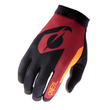 Der O'NEAL AMX Nanofront Handschuh ALTITUDE ist ein einzelner Handschuh mit schwarzer Handfläche und rot-orangefarbener Rückseite, die mit einem stilisierten Augenlogo und dem Wort „ONEAL“ verziert ist. Inspiriert von DH-Weltmeister Greg Minnaar verfügt dieser Handschuh über ein schlankes, aerodynamisches Design aus atmungsaktivem, flexiblem Material – perfekt für Mountainbiken oder Motocross.