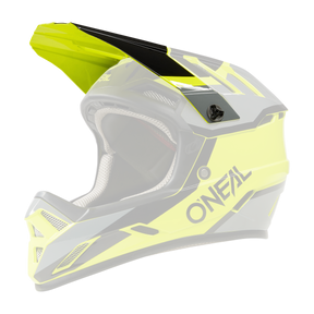 Ein O'NEAL Visor BACKFLIP Helm STRIKE in leuchtendem Gelb und Schwarz ist auf schwarzem Hintergrund abgebildet. Dieser O'Neal Integral-Motocrosshelm verfügt über elegante aerodynamische Designelemente, ein markantes Visier und eine Schutzpolsterung im Inneren, die sowohl Sicherheit als auch Stil betont.