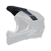 Ein O'NEAL Visor BACKFLIP Helm SOLID in Schwarz und Dunkelgrau ist im Seitenprofil abgebildet. Der Helm verfügt über eckige Designs, Belüftungsöffnungen für die Luftzirkulation und ein gepolstertes Innenfutter für mehr Komfort. Der Markenname „O'Neal“ ist deutlich auf der Unterseite zu sehen.
