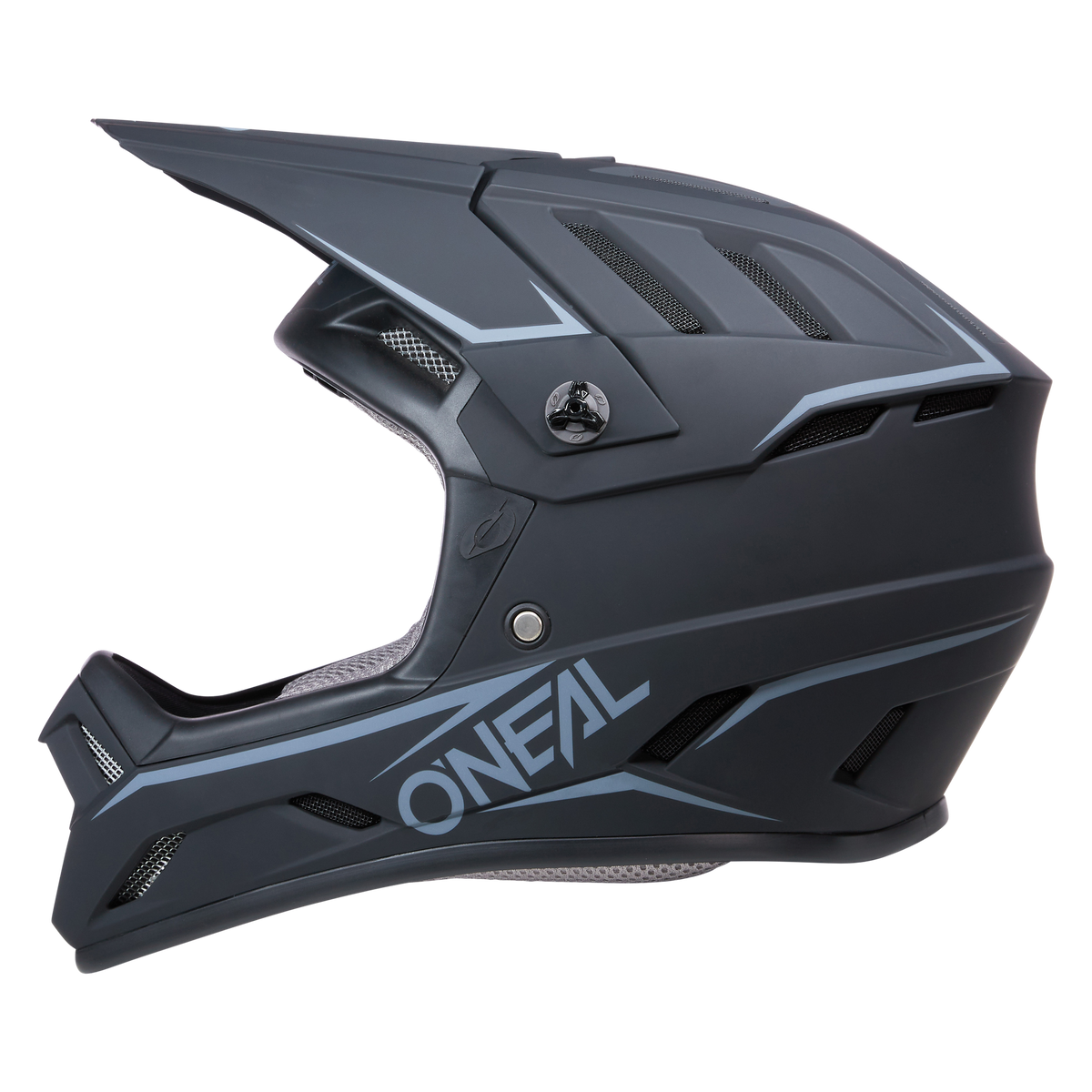 Der O'NEAL BACKFLIP Helm SOLID ist ein mattschwarzer Integralhelm für Motorradfahrer mit kantigen Designelementen und markantem Kinnschutz, passend für Mountainbike-Experten. Dieser Helm verfügt über Belüftungsschlitze und trägt den Markennamen „O'NEAL“ in großen weißen Lettern prominent an der Seite. Seine auf Sicherheit ausgelegte Innenpolsterung ist durch die Öffnungen sichtbar.