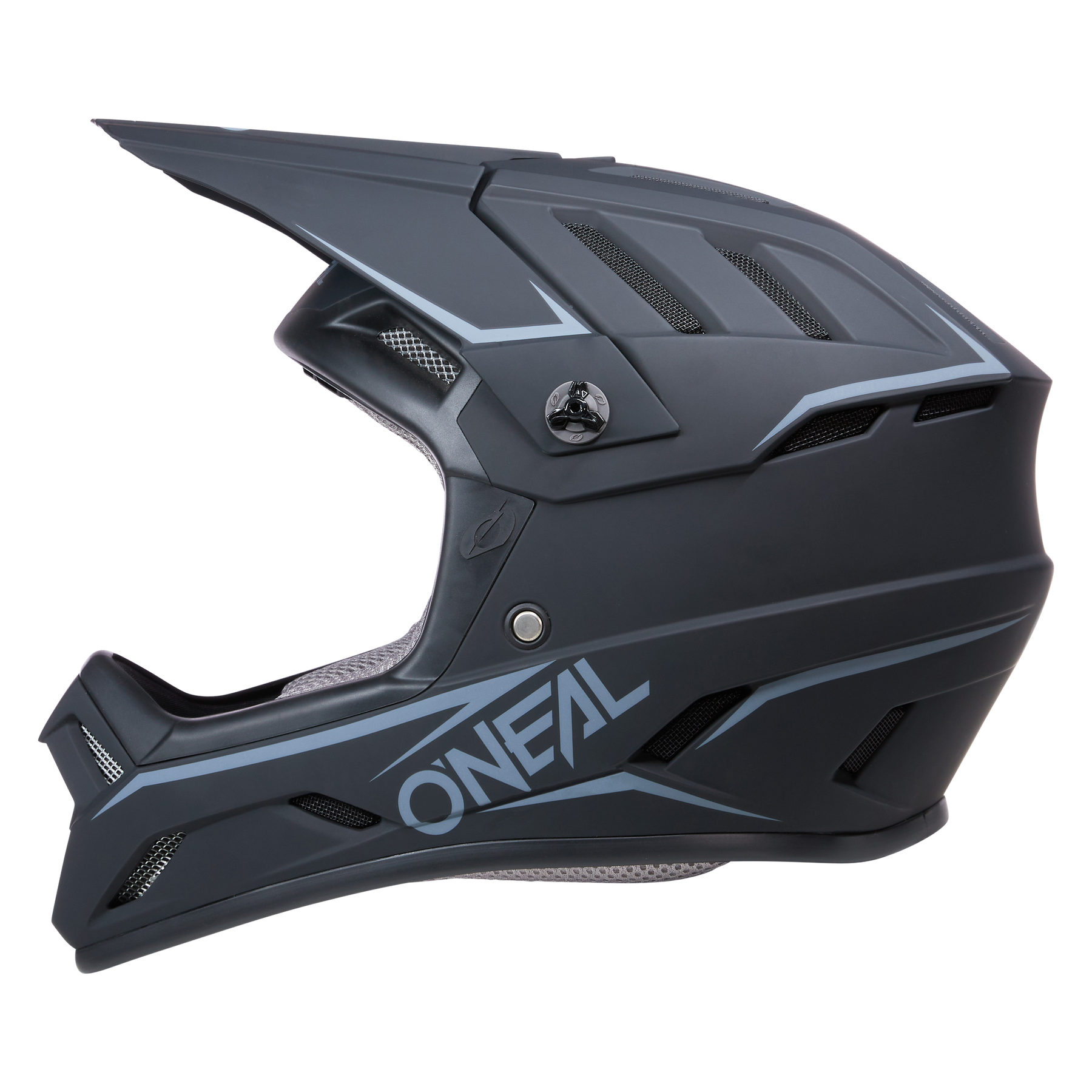 Der O'NEAL BACKFLIP Helm SOLID ist ein mattschwarzer Integralhelm für Motorradfahrer mit kantigen Designelementen und markantem Kinnschutz, passend für Mountainbike-Experten. Dieser Helm verfügt über Belüftungsschlitze und trägt den Markennamen „O'NEAL“ in großen weißen Lettern prominent an der Seite. Seine auf Sicherheit ausgelegte Innenpolsterung ist durch die Öffnungen sichtbar.