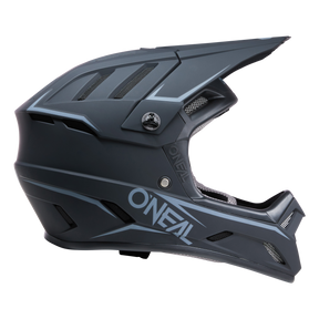 Der O'NEAL BACKFLIP Helm SOLID ist ein mattschwarzer Integralhelm für MTB, der mit eckigen Belüftungsöffnungen und einem stabilen Kinnschutz ausgestattet ist. Der Markenname „O'NEAL“ ist seitlich prominent in Weiß angebracht und der Helm verfügt über ein schlankes, aerodynamisches Design, perfekt für Mountainbike-Experten, denen Sicherheit am wichtigsten ist.