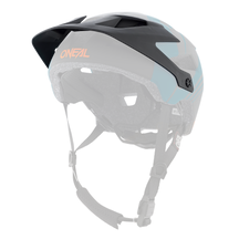 Ein blau-schwarzer O'NEAL Visor DEFENDER Helm NOVA, auf dessen Seite der Markenname „O'NEAL“ in Orange deutlich zu sehen ist. Der Helm verfügt über zahlreiche Belüftungsöffnungen, verstellbare Riemen und eine gepolsterte Innenpolsterung für Komfort und Schutz.