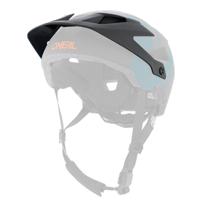 Ein blau-schwarzer O'NEAL Visor DEFENDER Helm NOVA, auf dessen Seite der Markenname „O'NEAL“ in Orange deutlich zu sehen ist. Der Helm verfügt über zahlreiche Belüftungsöffnungen, verstellbare Riemen und eine gepolsterte Innenpolsterung für Komfort und Schutz.