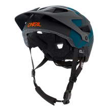 Der O'NEAL DEFENDER Helm NOVA in Petrol und Orange ist ideal für Enduro-Fans und verfügt über ein Visier, verstellbare Riemen, Belüftungsöffnungen und eine gepolsterte Innenausstattung für Komfort bei jeder Fahrt.