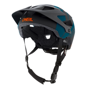 Der O'NEAL DEFENDER Helm NOVA in Petrol und Orange ist ideal für Enduro-Fans und verfügt über ein Visier, verstellbare Riemen, Belüftungsöffnungen und eine gepolsterte Innenausstattung für Komfort bei jeder Fahrt.