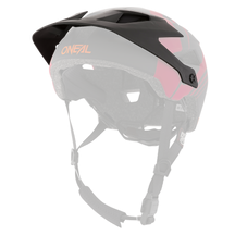 Der O'NEAL Visor DEFENDER Helmet NOVA ist ein schwarz-roter Fahrradhelm mit „O'NEAL“-Branding in Orange an der Seite. Er verfügt über eine robuste Konstruktion mit reichlich Belüftungsschlitzen und einem verstellbaren Kinnriemen für einen sicheren Sitz.