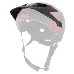 Der O'NEAL Visor DEFENDER Helmet NOVA ist ein schwarz-roter Fahrradhelm mit „O'NEAL“-Branding in Orange an der Seite. Er verfügt über eine robuste Konstruktion mit reichlich Belüftungsschlitzen und einem verstellbaren Kinnriemen für einen sicheren Sitz.