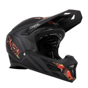 Erlebe den markanten O'NEAL FURY Helm MAHALO, einen schwarz-roten Motorradhelm der renommierten Marke O'NEAL. Dieser Helm besticht durch ein lebendiges, abstraktes Design, das an den innovativen FURY ABS Mountainbike Helm erinnert. Er verfügt über ein mehrschichtiges Grafikmuster und weist eine robuste, aerodynamische Form mit einem ausgeprägten Visier auf. Für maximalen Komfort ist sein Innenraum mit Komfort-Polstern in Schwarz und Grau ausgestattet.