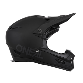 Der O'NEAL FURY Helm SOLID ist ein mattschwarzer Integralhelm für Motorradfahrer mit stabilem Visier und Kinnschutz. Er trägt den Markennamen „O'NEAL“ in dunkler Schrift auf der Seite und verfügt über mehrere Belüftungspunkte. Sein schlankes, aerodynamisches Design macht ihn perfekt für alle Fahrer.
