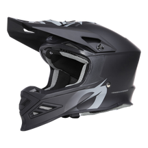 Ein schwarzer O'NEAL F-SRS Helm SOLID mit schlankem Design und Graustufengrafiken. Er verfügt über ein großes Visier, Mesh-Belüftungsbereiche und eine gepolsterte Innenausstattung für mehr Komfort und Sicherheit. Der Helm wird auf einem schwarzen Hintergrund angezeigt, wodurch sein Seitenprofil hervorgehoben wird.