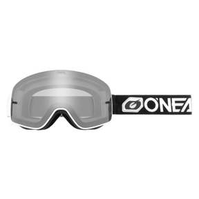 Die O'NEAL B-50 Brille FORCE besticht durch ihr schlichtes, modernes Schwarz-Weiß-Design mit einem breiten, verstellbaren Riemen mit dem O'NEAL-Logo. Die reflektierende Linse, ähnlich einer MTB-Magnetbrille, bietet klare Sicht mit leichter Tönung für optimalen Augenschutz auf der Piste.