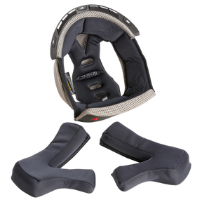 Der O'NEAL Liner & Cheek Pads 1SRS Helm in stilvollem schwarz-grauem Design wird präsentiert. Zum Helm gehören zwei abnehmbare, gepolsterte Wangenpolster für mehr Komfort und Schutz. Die Innenseite des Helms besteht aus atmungsaktivem Stoff und aufwendigen Nähten für ein hervorragendes Tragegefühl.