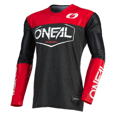 Das O'NEAL MAYHEM Jersey HEXX ist ein leistungsstarkes, langärmeliges Motocross-Top mit einem dunkelgrauen Körper, schwarzen Schultern und roten Ärmeln. Das weiße O'NEAL-Logo prangt auf der Brust und den Unterarmen.