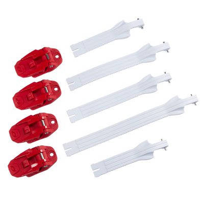 Vier rote Kunststoffclips und fünf weiße Kunststoffstreifen aus dem O'NEAL RIDER PRO Boot Full Buckle/Strap Kit von O'NEAL sind in parallelen Reihen auf schwarzem Hintergrund angeordnet, wobei sich die Clips links und die Streifen rechts davon befinden.