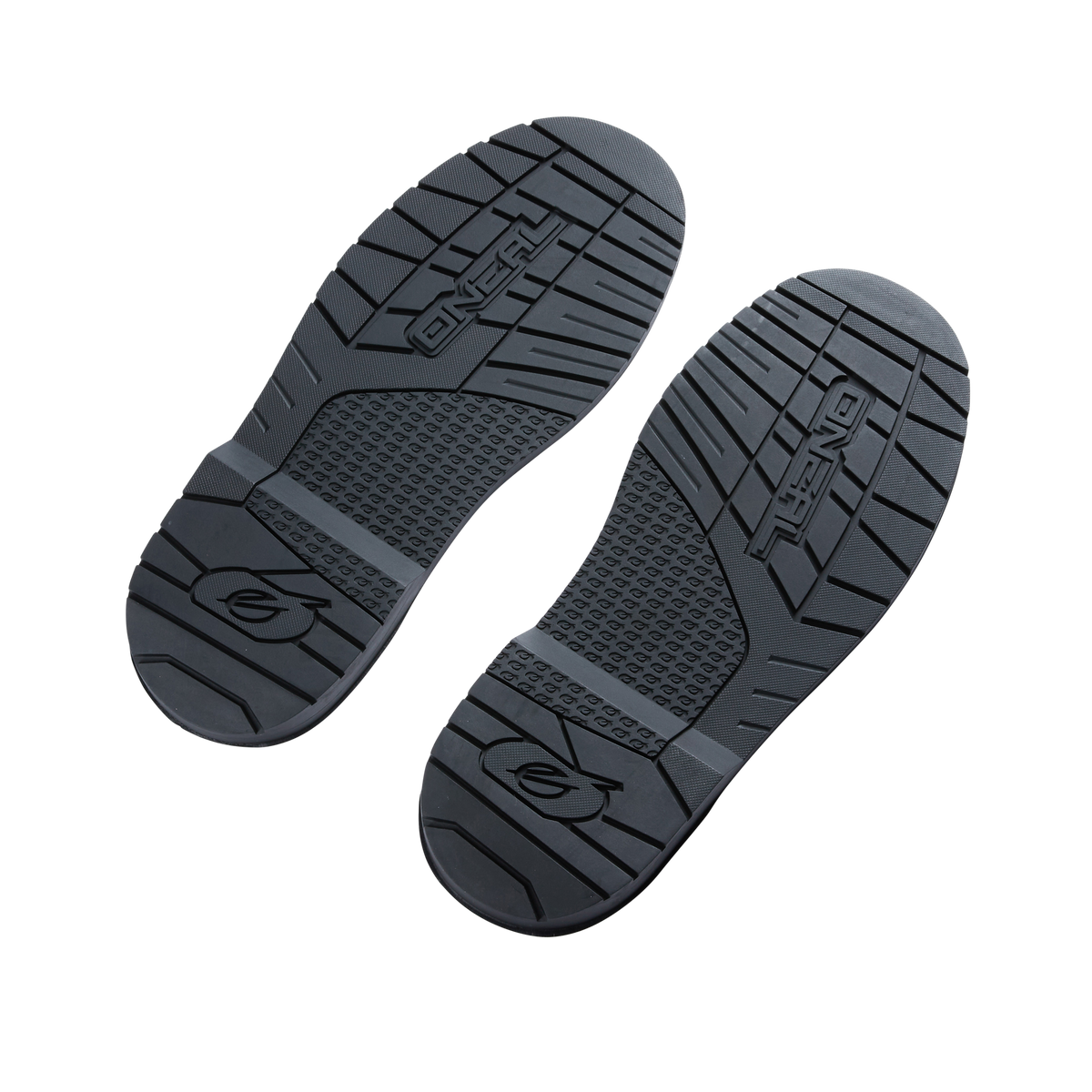Zwei schwarze Sohlen aus dem O'NEAL RIDER PRO Youth Boot Spare Sole Set sind nebeneinander auf einem weißen Hintergrund platziert. Die Sohlen weisen verschiedene strukturierte Muster für den Halt auf, darunter erhabene Rippen und ein kompliziertes Gittermuster im Mittelteil. Der Markenname „O'NEAL“ ist auf jeder Sohle deutlich sichtbar.