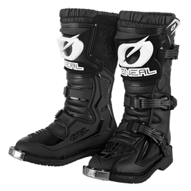 Un par de botas negras O'NEAL RIDER PRO de motocross para niños con tapones metálicos, hebillas ajustables, espinilleras reforzadas y llamativos logotipos O'Neal en blanco: las botas todoterreno perfectas de O'NEAL para los jóvenes pilotos.