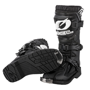 Die O'NEAL RIDER PRO Stiefel Kinder sind ein Paar schwarze Motocross-Stiefel, verziert mit mehreren Schnallen und dem O'NEAL-Logo in Weiß. Ein Stiefel steht aufrecht, während der andere angewinkelt ist, um sein robustes Sohlendesign zu enthüllen. Diese Stiefel verfügen über verstärkte Bereiche für zusätzlichen Schutz und robuste Laufsohlen für hervorragenden Halt.