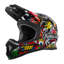 Der O'NEAL SONUS Helm Kinder CRANK ist ein Integralhelm für Motocross, der mit lebendigen, farbenfrohen Grafiken aufwartet. Das Design ist mit verschiedenen kräftigen und kantigen Illustrationen verziert, darunter Text, ein Hai, ein Skelett und lebendige Muster. Dieses hochwertige Produkt ist hauptsächlich in Schwarz mit auffälligen roten, gelben und grünen Akzenten gehalten. Es eignet sich auch für den Einsatz als MTB-Helm.