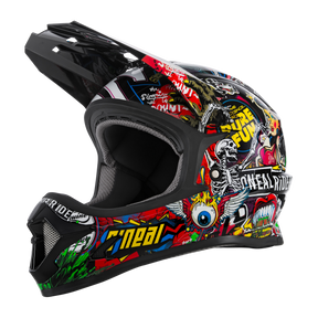 Der O'NEAL SONUS Helm Kinder CRANK ist ein Integralhelm für Motocross, der mit lebendigen, farbenfrohen Grafiken aufwartet. Das Design ist mit verschiedenen kräftigen und kantigen Illustrationen verziert, darunter Text, ein Hai, ein Skelett und lebendige Muster. Dieses hochwertige Produkt ist hauptsächlich in Schwarz mit auffälligen roten, gelben und grünen Akzenten gehalten. Es eignet sich auch für den Einsatz als MTB-Helm.