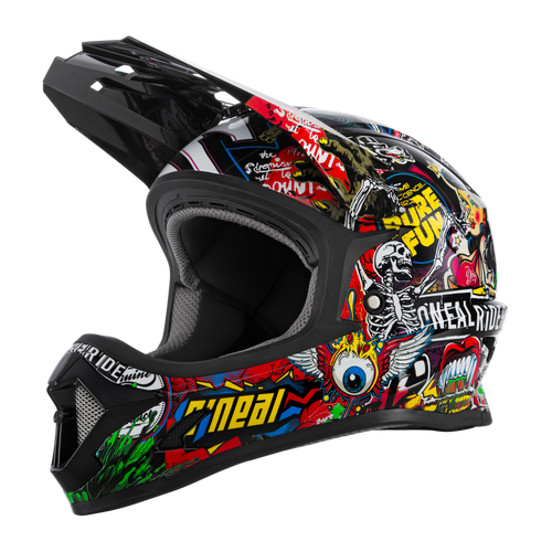 Der O'NEAL SONUS Helm Kinder CRANK ist ein Integralhelm für Motocross, der mit lebendigen, farbenfrohen Grafiken aufwartet. Das Design ist mit verschiedenen kräftigen und kantigen Illustrationen verziert, darunter Text, ein Hai, ein Skelett und lebendige Muster. Dieses hochwertige Produkt ist hauptsächlich in Schwarz mit auffälligen roten, gelben und grünen Akzenten gehalten. Es eignet sich auch für den Einsatz als MTB-Helm.