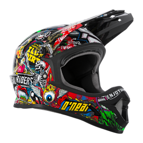 Der O'NEAL SONUS Helm Kinder CRANK ist ein schwarzer und farbenfroher MTB-Helm, der mit einer Reihe lebendiger Aufkleber und Designs verziert ist, darunter Skelette, Augäpfel und verschiedene Text- und Grafikelemente. Dieses hochwertige Produkt von O'NEAL verfügt über ein Visier und eine dicke Polsterung auf der Innenseite für optimalen Schutz.