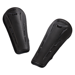 Zwei schwarze O'NEAL Protector Set MTB Protector Socken mit Kohlefasermuster und Belüftungsschlitzen bieten Beinschutz beim Sport oder Motorradfahren. Der Markenname "O'NEAL" erscheint oben auf jeder Socke.