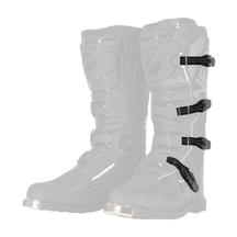 Der O'NEAL TRIBUTE Youth Boot ist in Schwarz erhältlich und verfügt über ein komplettes Schnallen- und Riemenset zur sicheren Befestigung sowie Zehenschützer aus Metall. Diese für den Offroad- oder Motocross-Einsatz konzipierten Stiefel verfügen über verstärkte Schienbeinschoner und Panzerungen für zusätzlichen Schutz.
