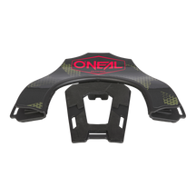 Das O'NEAL Back Part TRON Neckbrace ist ein schwarz-graues Nackenschutz mit Tarnmuster und rotem „O'Neal“-Branding auf der Vorderseite, das speziell für Motocross und andere Sportarten entwickelt wurde, um Nackenunterstützung und Stabilität zu bieten.