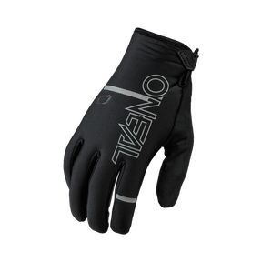 Der O'NEAL WINTER Handschuh ist ein schwarzer Handschuh mit dem Markennamen „O'NEAL“ in Weiß auf der Rückseite. Er hat ein schlankes, figurbetontes Design und verfügt über einen Clip am Handgelenk zum Befestigen an einem anderen Handschuh. Dieser Handschuh eignet sich sowohl für den Winter als auch für Motocross und ist perfekt für Outdoor-Sportaktivitäten.